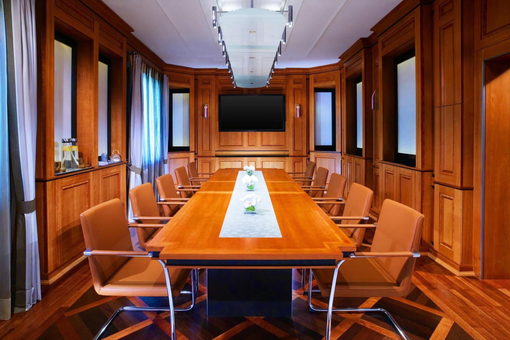 The Westin Grand Frankfurt Hotell Frankfurt am Main Exteriör bild The boardroom of the Federal Council